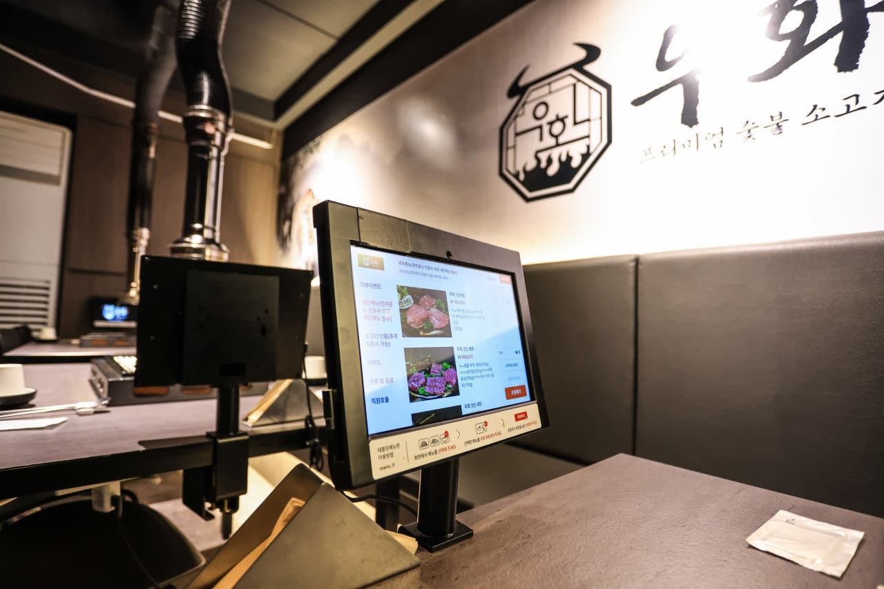 테이블에 설치된 주문용 태블릿 화면. 메뉴 사진이 떠 있어 메뉴 이름을 몰라도 사진으로 고를 수 있다